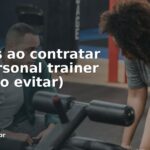Personal trainer auxiliando aluno em academia — 7 erros ao contratar e como evitar