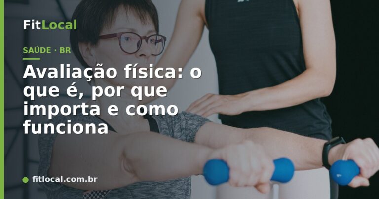 Personal trainer fazendo avaliação física com aluna — antropometria e testes funcionais