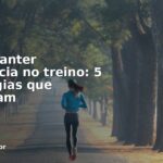 Mulher correndo em túnel de árvores ao amanhecer — constância no treino