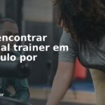 Personal trainer orientando aluna em academia — São Paulo