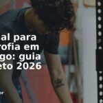 Aluno fazendo supino com auxílio do personal trainer — hipertrofia em Botafogo, Rio de Janeiro
