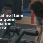 Personal trainer auxiliando aluno em academia — Itaim Bibi, São Paulo