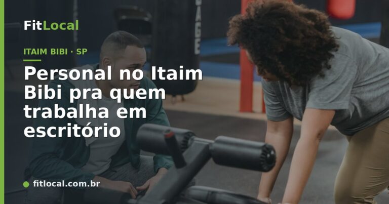 Personal trainer auxiliando aluno em academia — Itaim Bibi, São Paulo
