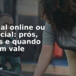 Personal trainer auxiliando aluna em academia — online ou presencial, qual escolher