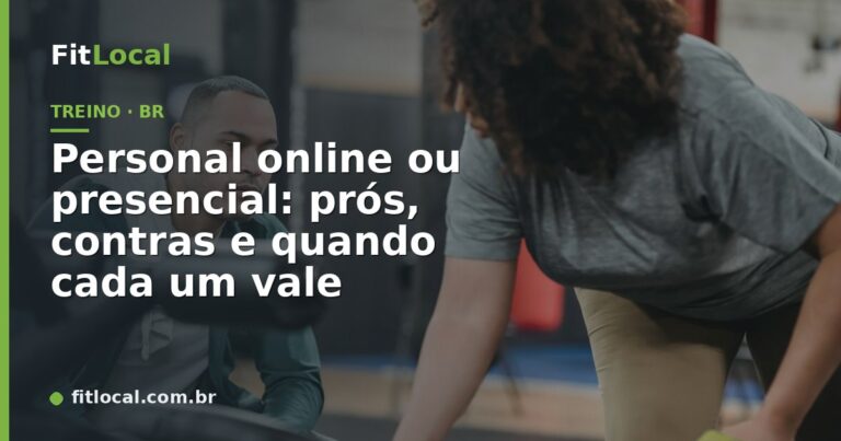 Personal trainer auxiliando aluna em academia — online ou presencial, qual escolher