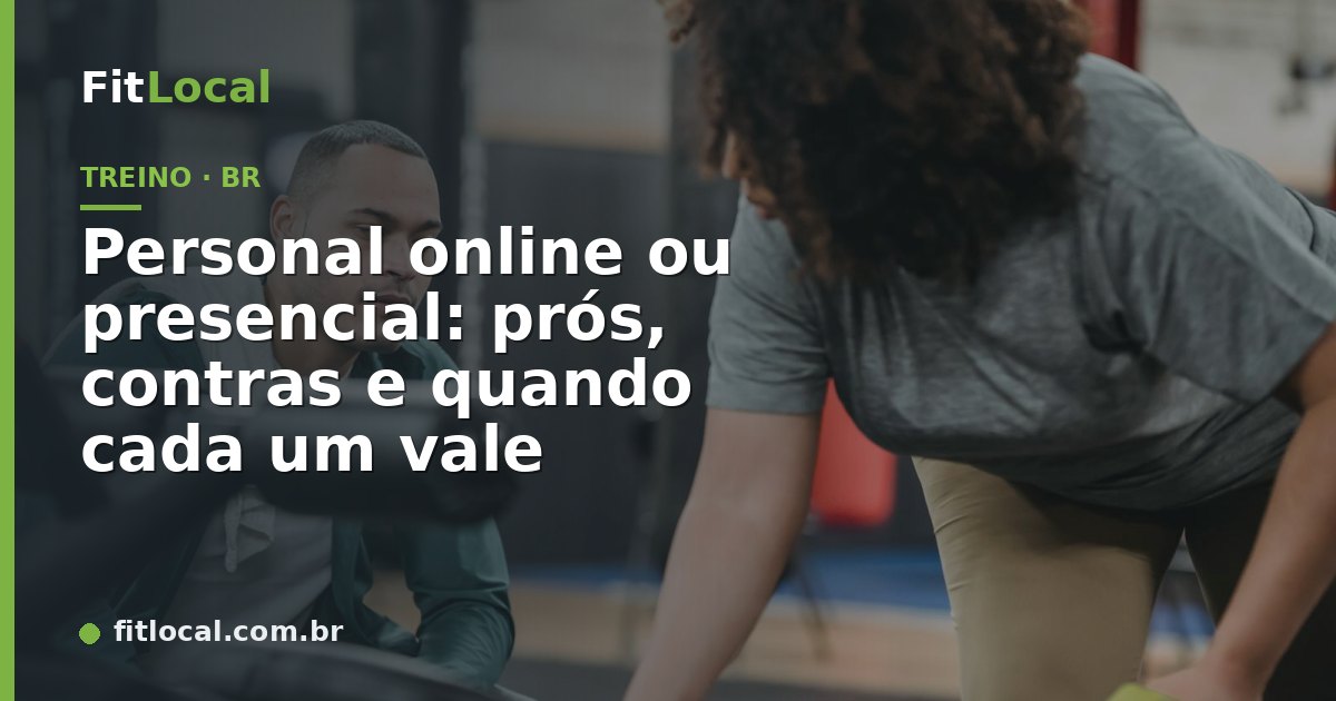 Personal trainer auxiliando aluna em academia — online ou presencial, qual escolher
