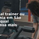 Personal trainer auxiliando aluno em academia — São Paulo
