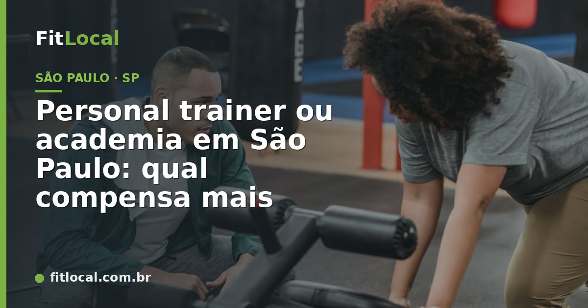 Personal trainer auxiliando aluno em academia — São Paulo