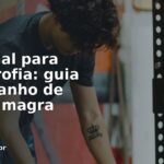 Aluno fazendo supino com auxílio do personal — hipertrofia e ganho de massa magra