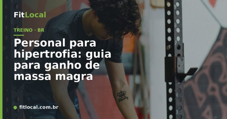 Aluno fazendo supino com auxílio do personal — hipertrofia e ganho de massa magra
