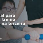 Personal trainer orientando aluna idosa em treino com halteres — terceira idade