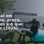 Personal trainer auxiliando aluno em treino ao ar livre — Ipanema, Rio de Janeiro
