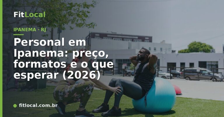 Personal trainer auxiliando aluno em treino ao ar livre — Ipanema, Rio de Janeiro