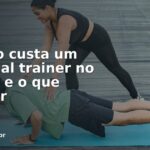 Personal trainer auxiliando aluno em treino na orla — Leblon, Rio de Janeiro
