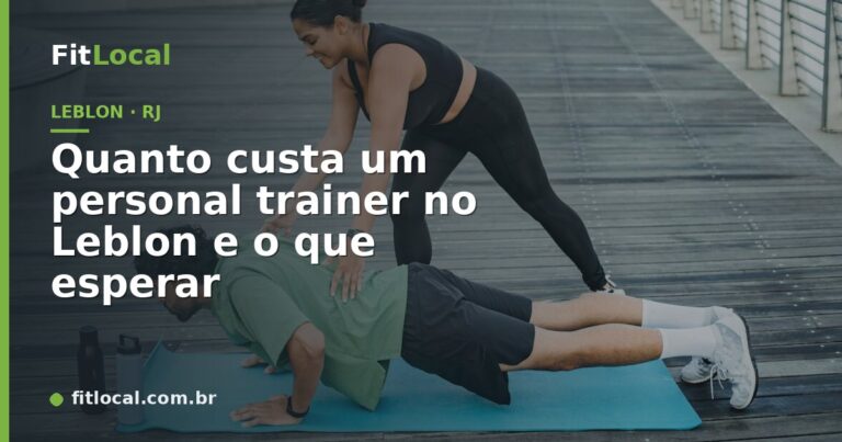 Personal trainer auxiliando aluno em treino na orla — Leblon, Rio de Janeiro