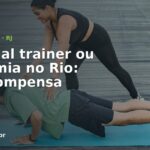 Personal trainer auxiliando aluno em treino ao ar livre — Rio de Janeiro