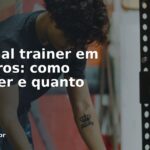 Personal trainer auxiliando aluna no supino em academia em Pinheiros, São Paulo