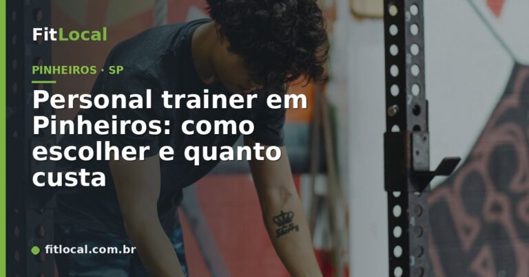 Personal trainer auxiliando aluna no supino em academia em Pinheiros, São Paulo