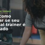 Personal trainer registrado no CREF orientando aluna durante treino em academia