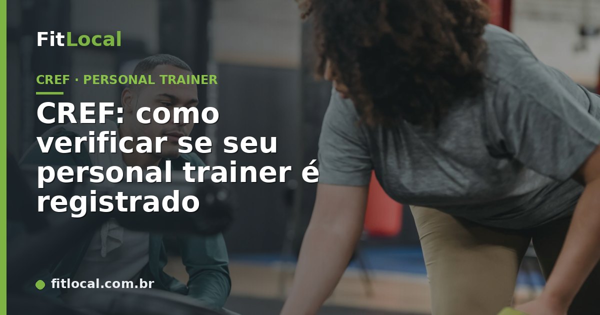 Personal trainer registrado no CREF orientando aluna durante treino em academia