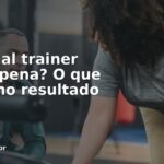Personal trainer orientando aluna em academia — avaliando se o investimento vale a pena
