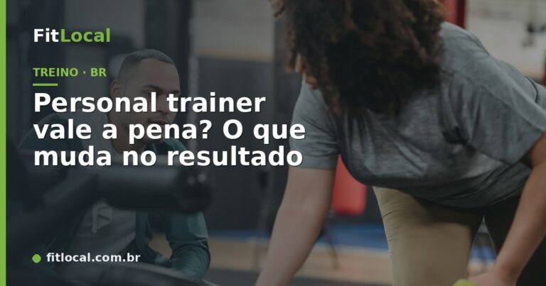 Personal trainer orientando aluna em academia — avaliando se o investimento vale a pena