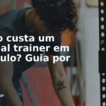 Aluno fazendo musculação com auxílio do personal trainer — São Paulo
