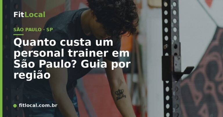 Aluno fazendo musculação com auxílio do personal trainer — São Paulo