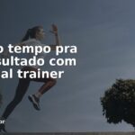 Mulher saltando em treino ao ar livre — cronograma de resultado com personal trainer