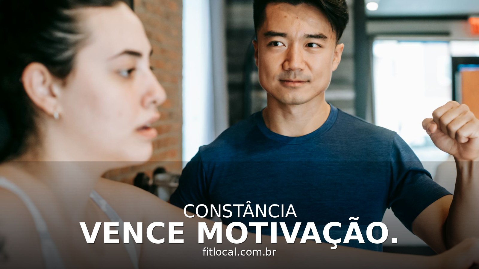 Coach motivando aluna em treino de força